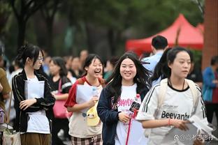 城在世界之巅⛰️伊蒂哈德球场换新装，挂上巨幅五冠王海报？